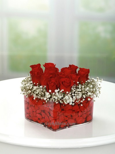 mika-kalpte-kirmizi-guller